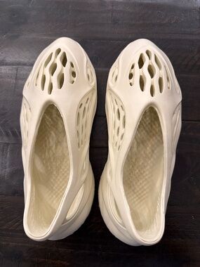 Men’s size 10 Yeezy Foam Runner